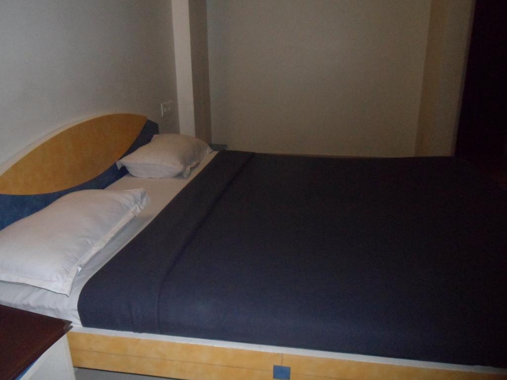 أحمد أباد Hotel Dudawat الغرفة الصورة
