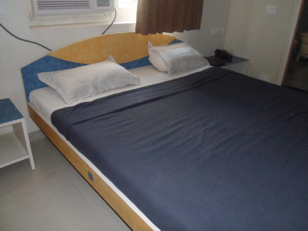 أحمد أباد Hotel Dudawat الغرفة الصورة