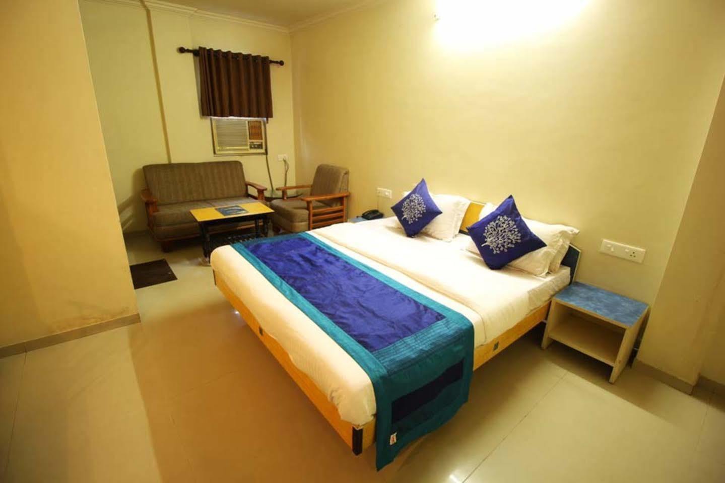أحمد أباد Hotel Dudawat المظهر الخارجي الصورة